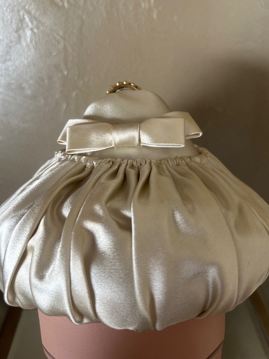 STYLISH 1950s\' IVORY GATHERED SATIN COCKTAIL HAT + BOW + RHINESTONE TRIM